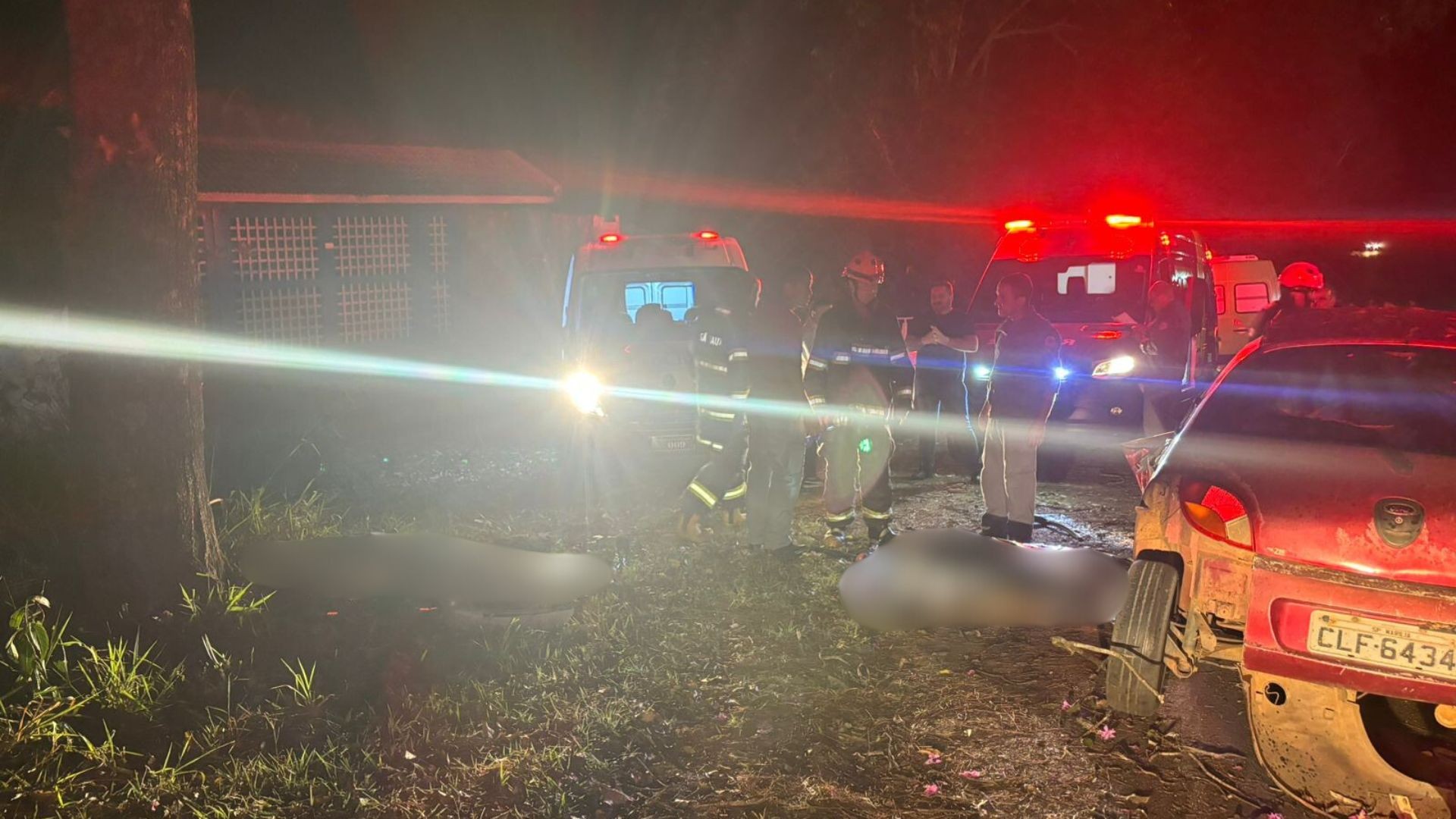 Casal morre após carro bater em árvore em estrada vicinal em Vera Cruz (SP) — Foto: Corpo de Bombeiros/divulgação
