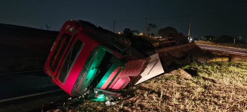 Motorista estava sob efeito de álcool, na noite deste domingo (18), quando o acidente foi registrado em Bauru (SP). Ele e o filho foram socorridos com ferimentos leves.