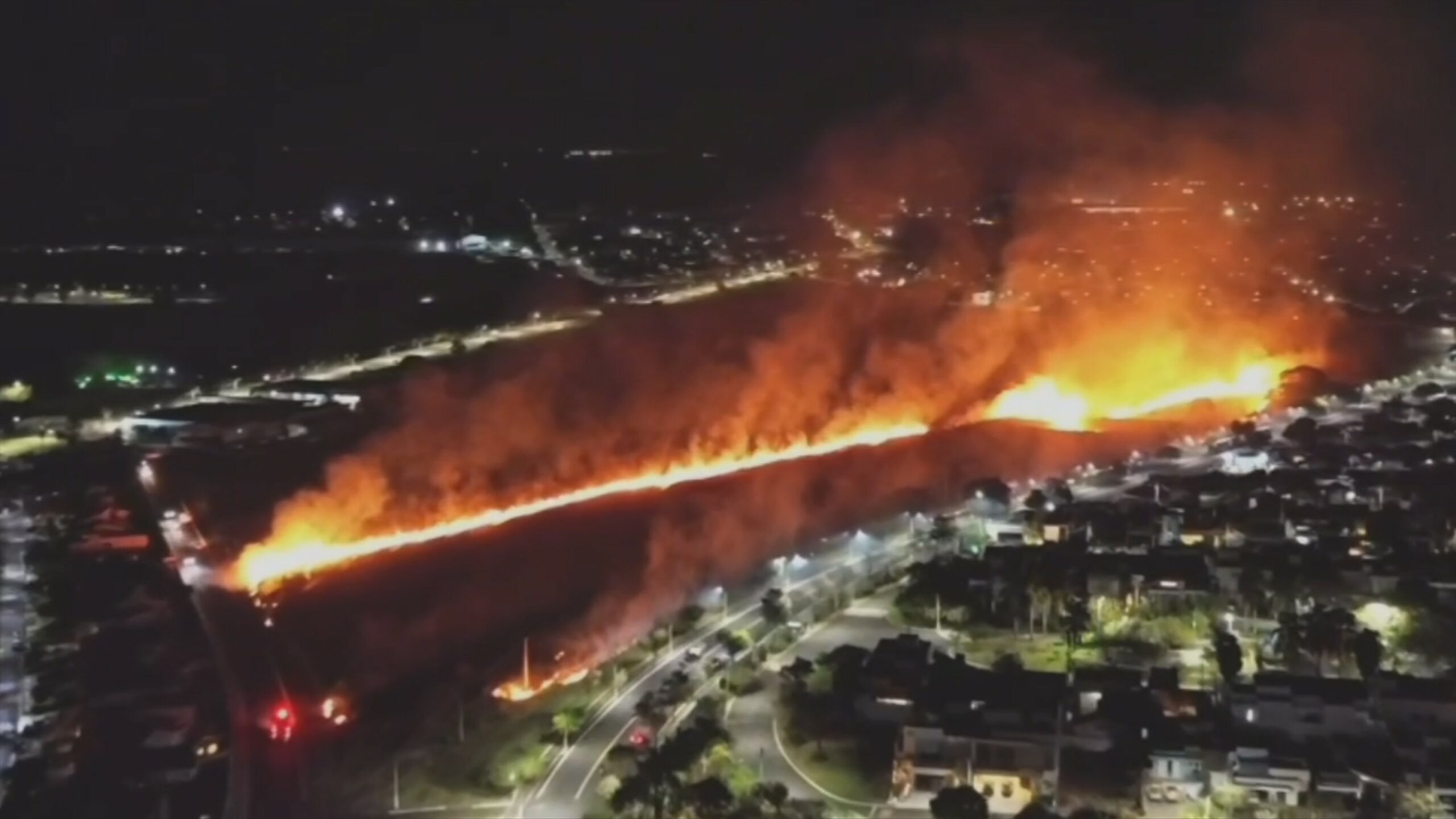 Incêndio de grandes proporções atinge área de mais de 7 campos de futebol em Ourinhos (SP) — Foto: Ourinhos Real/reprodução