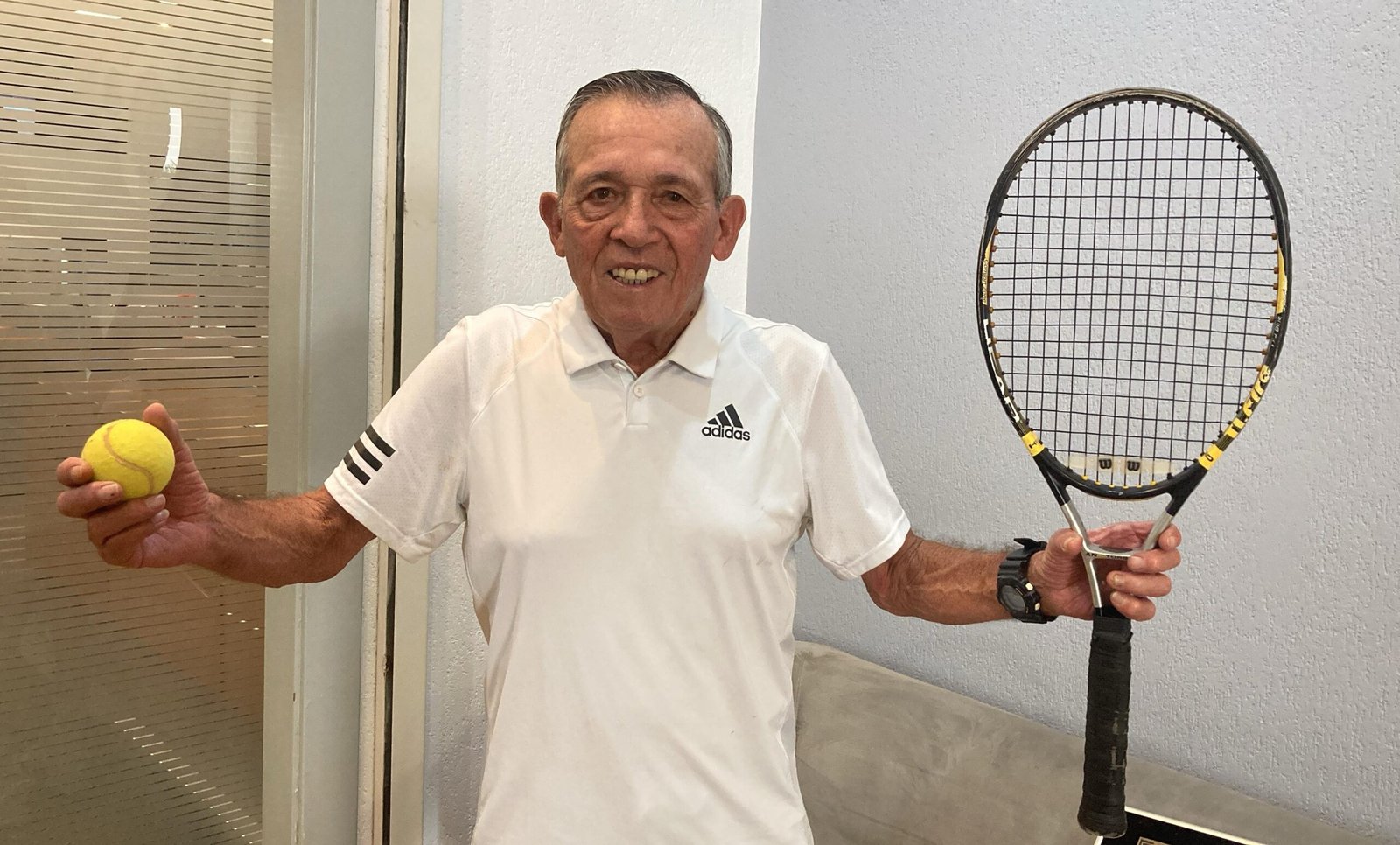 David Hernan Silva Guerra sorrindo enquanto segura raquete e bola em Itapetininga (SP) — Foto: Ramos Junior/g1