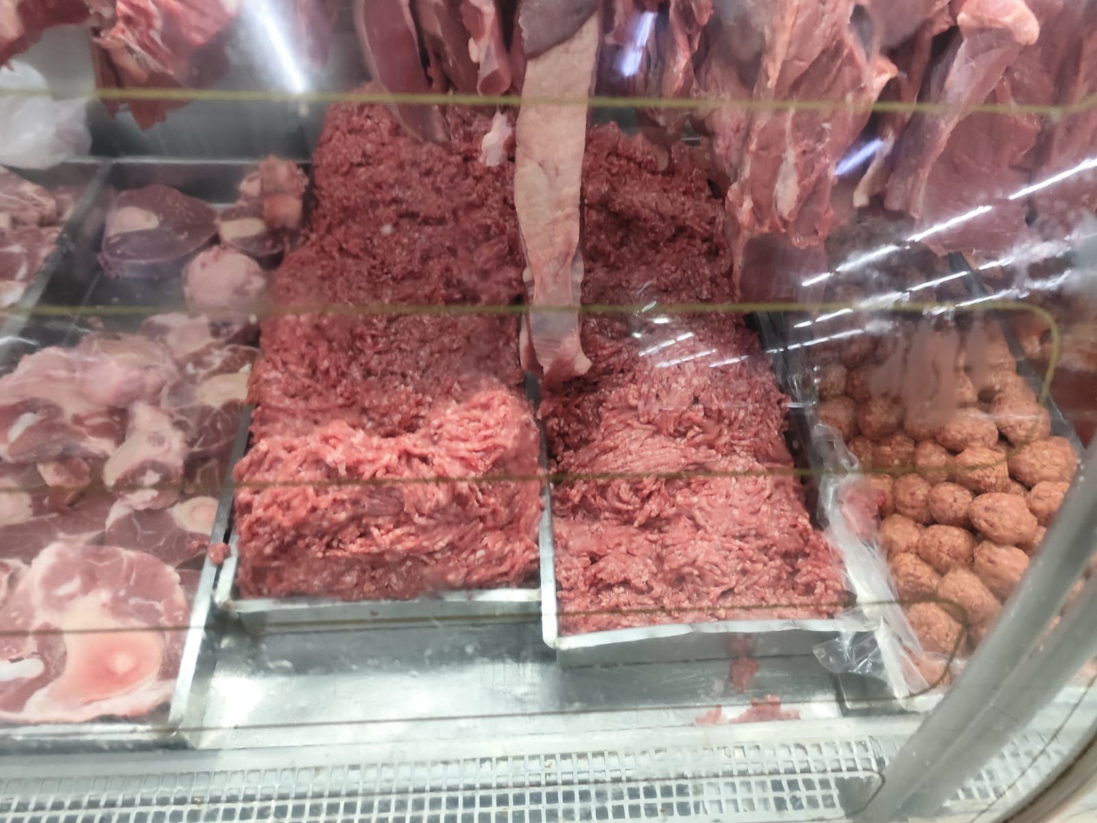 Vigilância Sanitária de Avaré notifica comércios após denúncia de carne moída mal armazenada — Foto: Bruno António/Arquivo pessoal