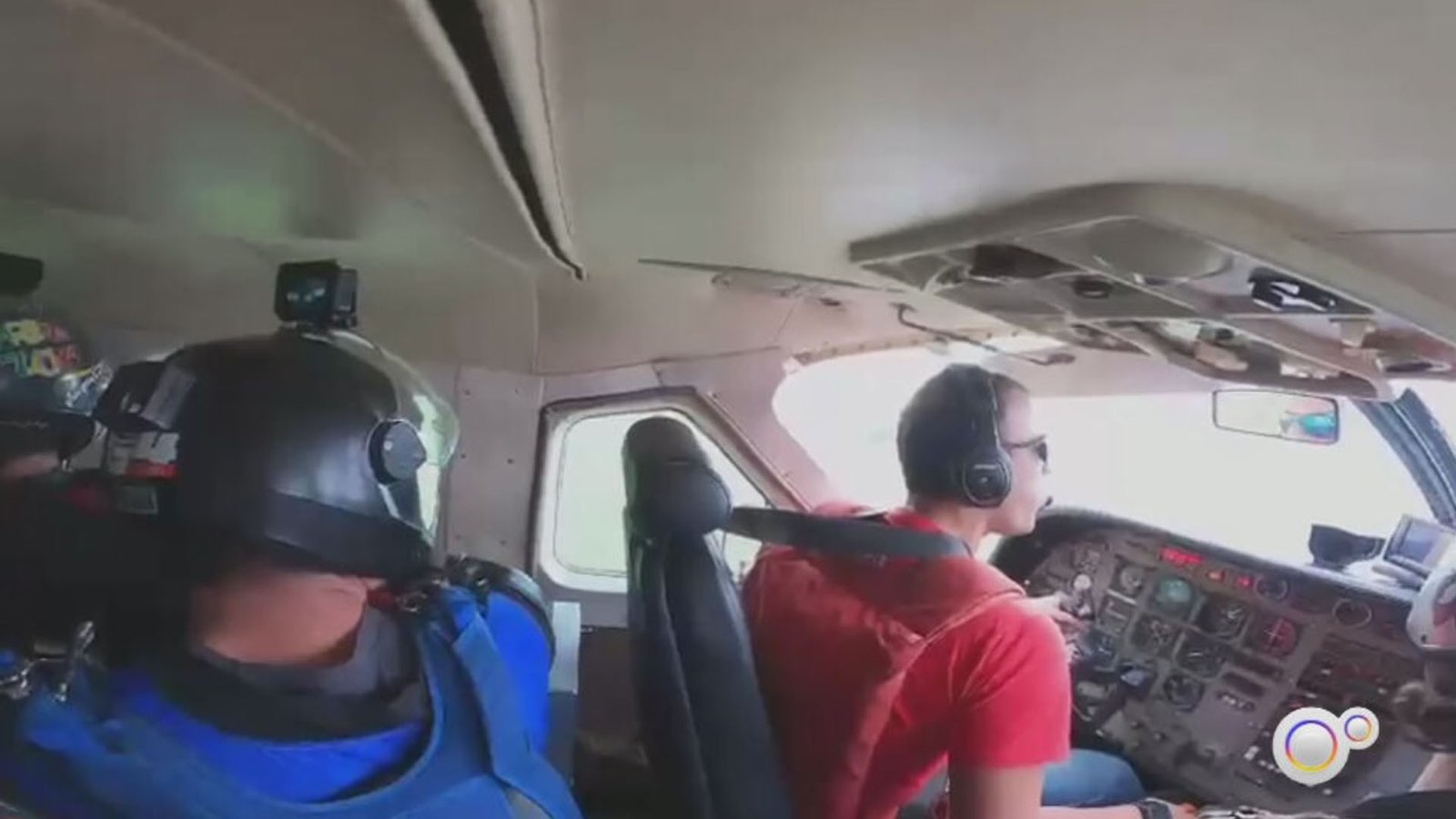 Para elaborar o relatório, técnicos do Cenipa utilizaram também imagens das câmeras dos capacetes dos paraquedistas, durante o acidente, que vitimou duas pessoas, em 11 de maio de 2022, em Boituva (SP) — Foto: Reprodução/TV TEM/G1