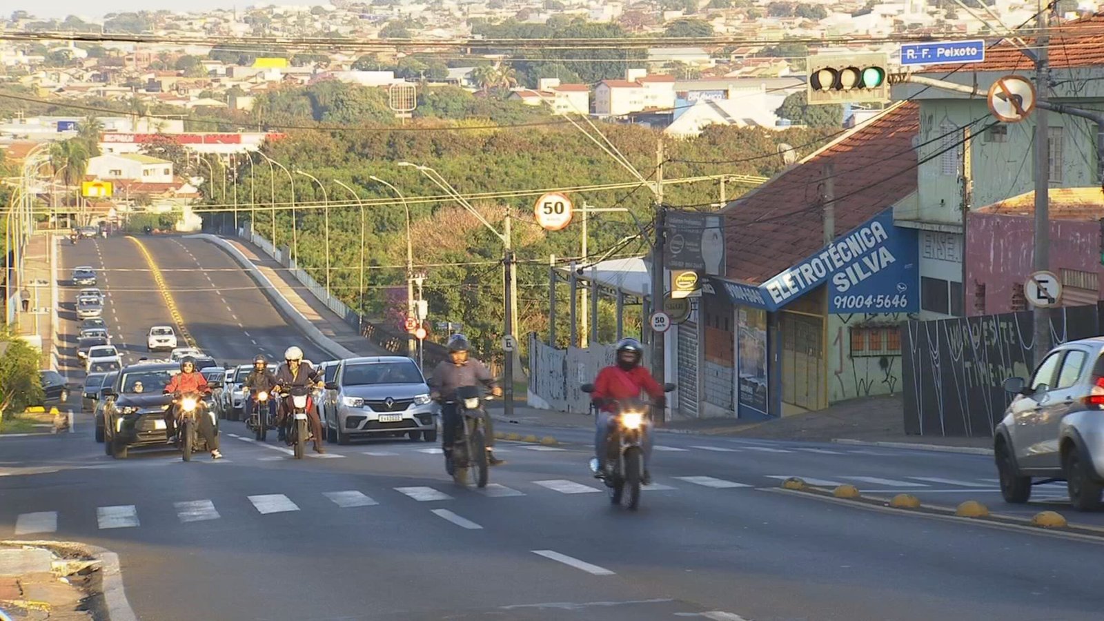Motociclista furam sinal vermelho em Bauru (SP) — Foto: TV TEM/Reprodução/G1