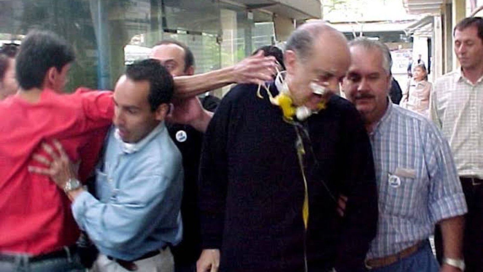 Fotógrafo registrou o momento em que o então ministro José Serra foi atingido por um ovo em Sorocaba (SP) — Foto: Reprodução/Luciano Quirino