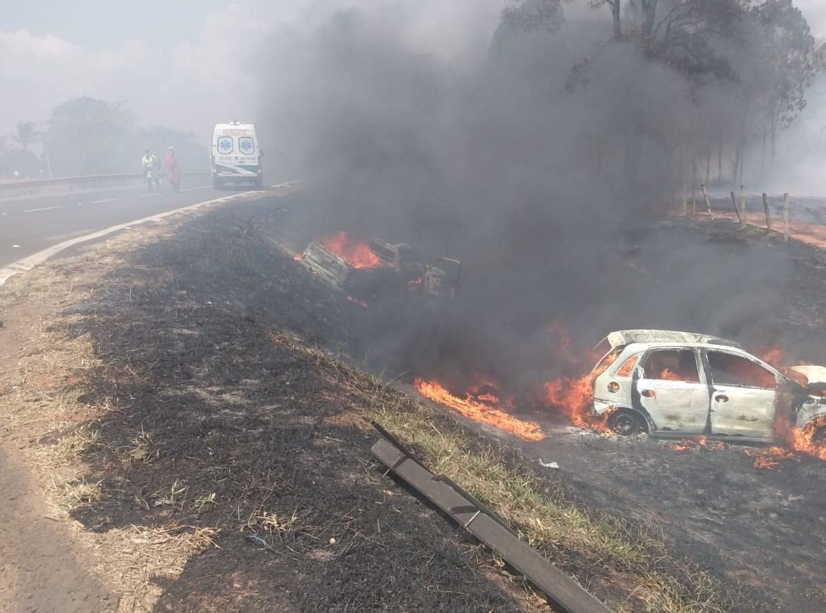 Veículos pegaram fogo após o engavetamento provocado pela fumaça de um incêndio na vegetação ao lado da rodovia em São Manuel — Foto: João Vitale / Arquivo pessoal/G1