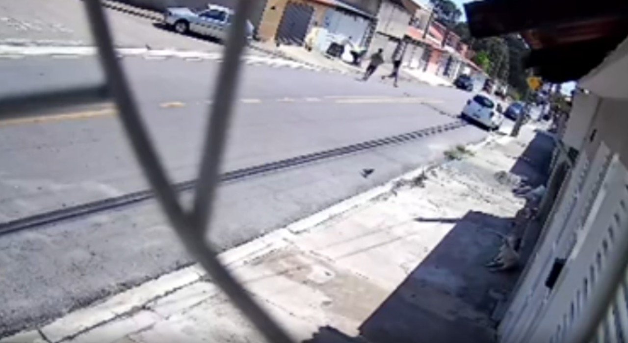 Câmera de segurança registrou idoso que fazia entregas ser agredido em Sorocaba (SP) — Foto: Câmera de segurança/Reprodução/G1