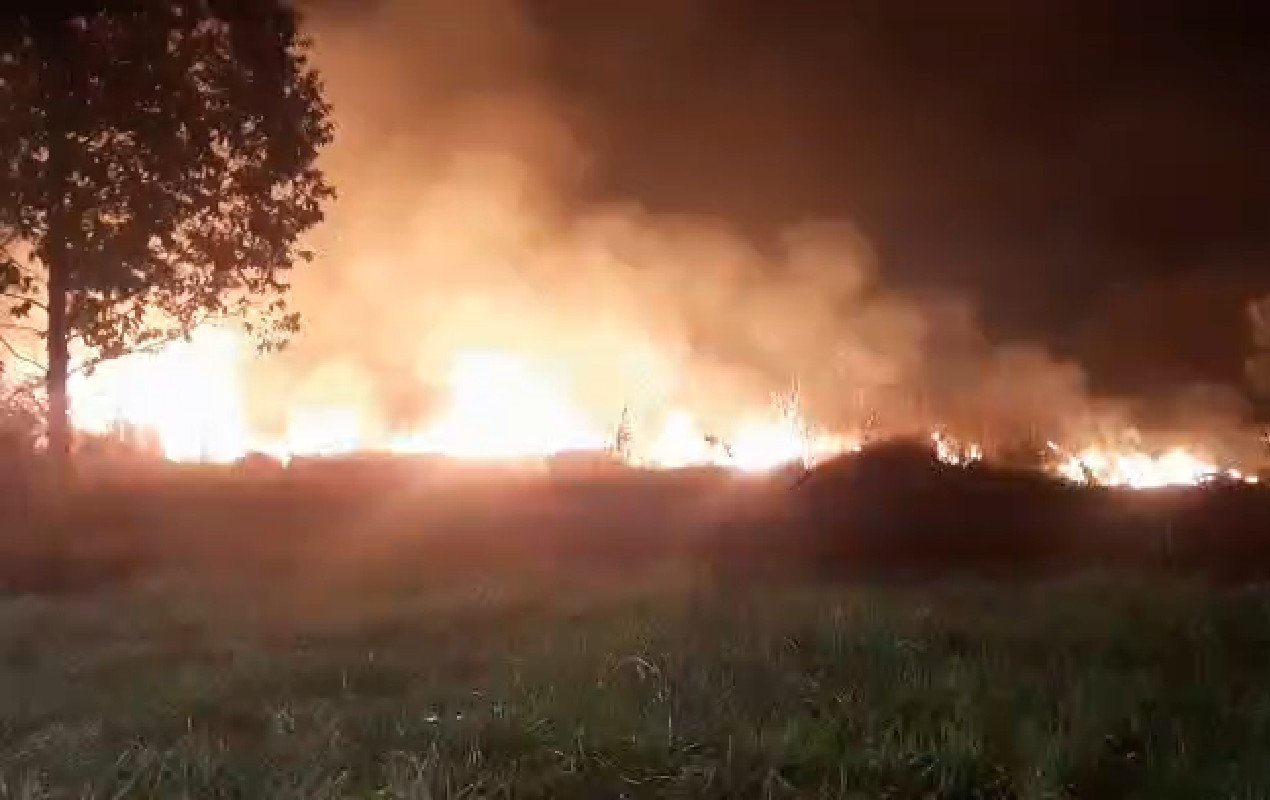 Incêndio atinge área de mata em frente à UPA Mary Dota em Bauru — Foto: Defesa Civil/Divulgação