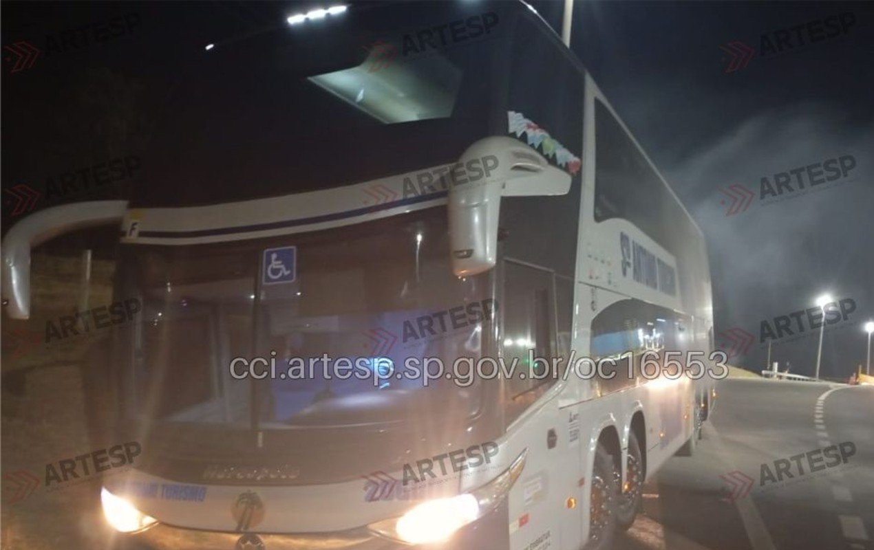 Incêndio atinge ônibus que transportava crianças em rodovia de Bauru (SP) — Foto: Artesp/Divulgação/G1