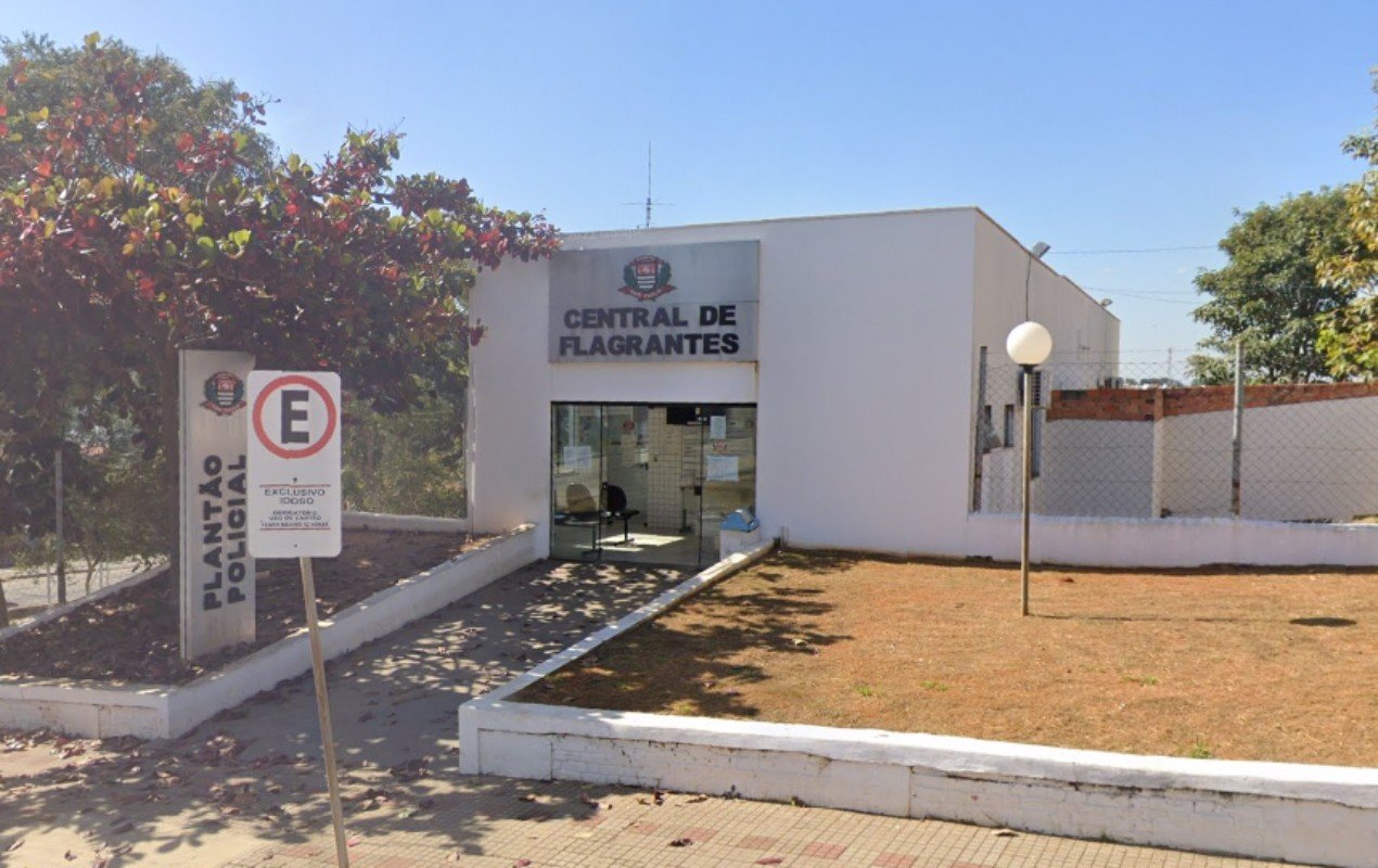 Na delegacia, o motociclista admitiu que se envolveu no acidente, mas disse não se lembrar do que aconteceu porque teria batido a cabeça. Ele foi ouvido e liberado — Foto: Reprodução/Google Maps/G1