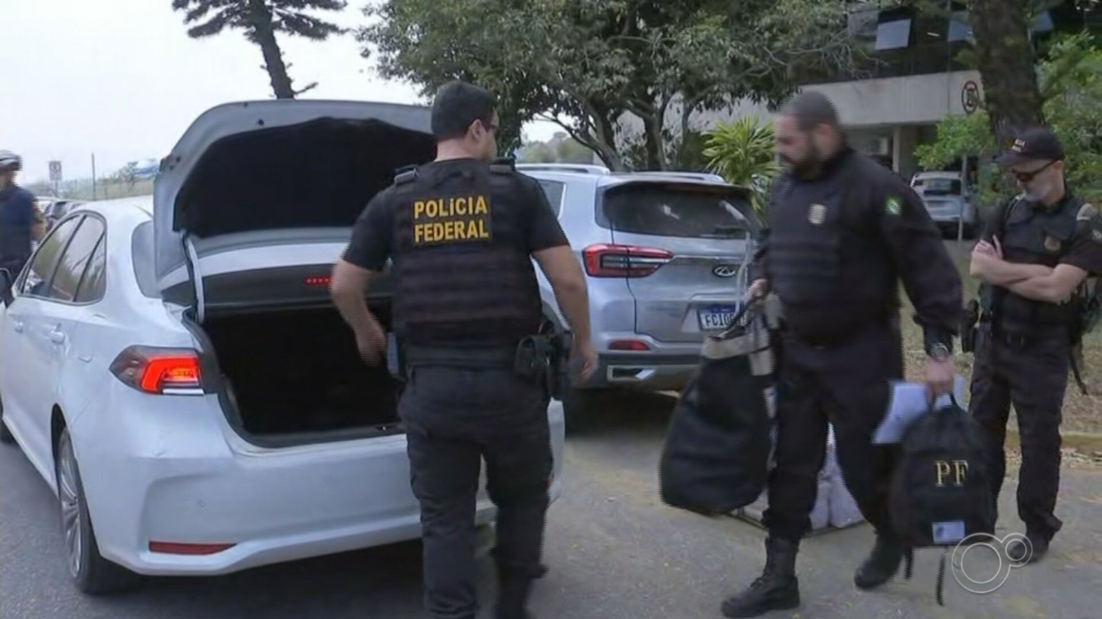 PF cumpre mandados de busca e apreensão em operação que investiga desvios de recursos públicos em Sorocaba — Foto: Reprodução/TV TEM/G1