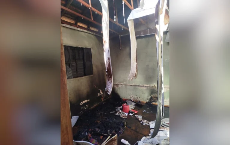Mulher tem casa incendiada depois de ter sido agredida por ex